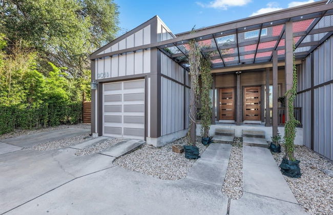 Chic & Homey 3BR Close to Downtown - Photo 1