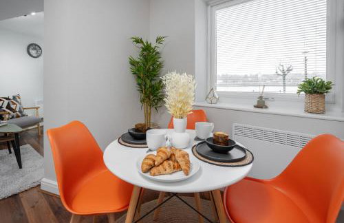 Cozy Waterfront Apartment - Free Parking & Wi-Fi - Photo 27