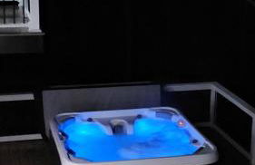 Catskills Escape Hot Tub Massage Chairs & Games - Foto 4