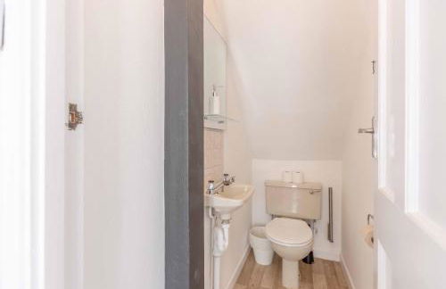 2BR Cottage and Parking, 10 Mins to Windsor - By Tempstay - Foto 12