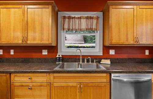 Whispering Pines - Cabin w hot tub - Foto 33