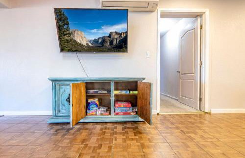 Sierra Vista by Willowbend Creek and waterfalls, Sleeps 16, with Hot tub, Play Yard, Arcade - Foto 12
