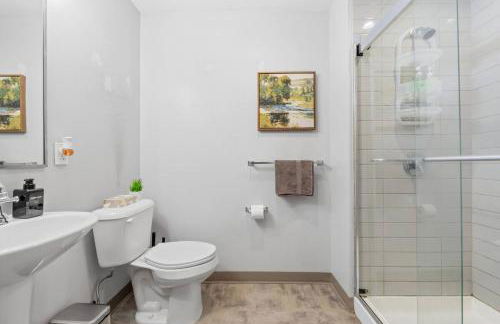 MDRN Escape with Natural Light Wi-Fi Gym Parking - Foto 14