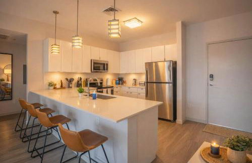 Modern 2BD DT - Balcony, Gym, W-D, Parking - Sleeps 8 - Photo 5