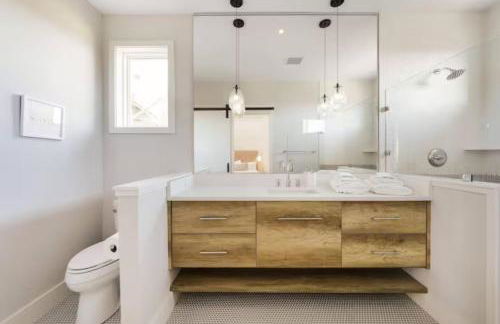 New Modern Waterfront Home w Saltwater Pool - Foto 32