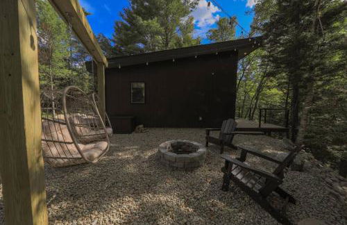 Cozy Luxury Cabin w Hot Tub, Fire Pit, King Bed - Foto 22