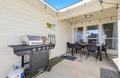 4-BD 2-BA with Backyard Pool Retreat + Game Room - Foto 35