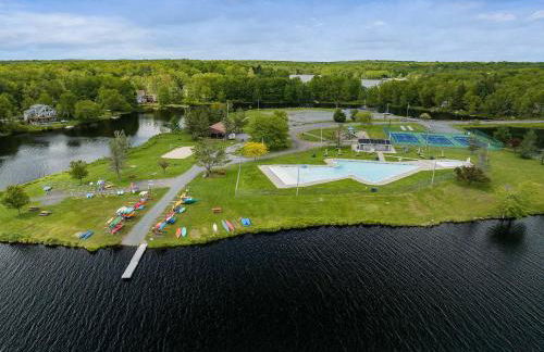 Evergreen Escape Hot Tub Firepit Resort Pool - Foto 45