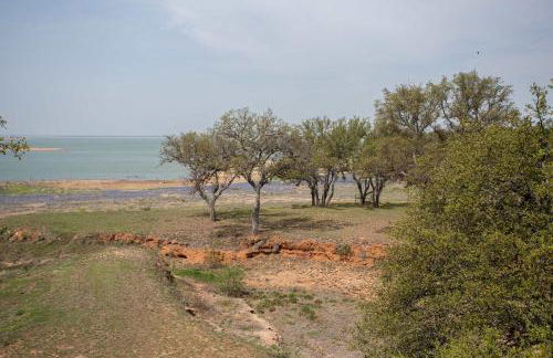 Lakefront 6BR Retreat w Dock & Game Room - Foto 5