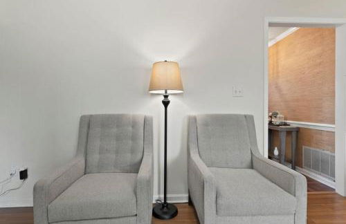 Large Fenced Yard near Midtown- Shamrock Stay - Foto 47