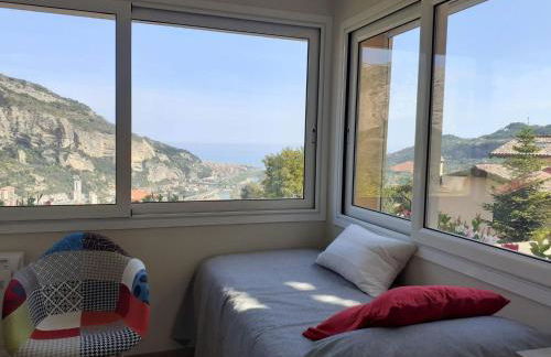 Chic Coastal Hill Escape - Photo 26