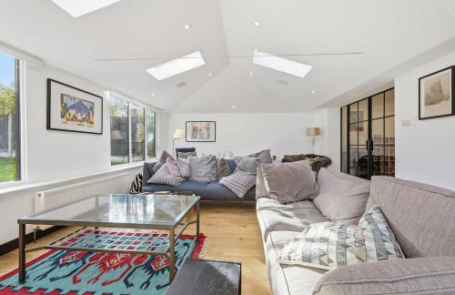 Month Stays, Free parking Luxury 4 Bed - Photo 23