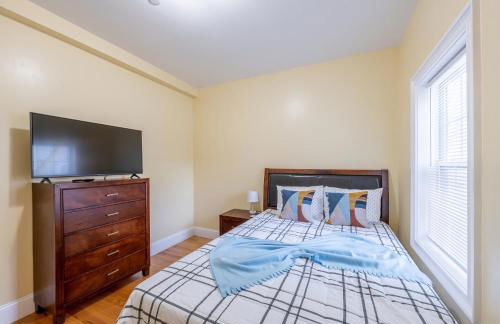 233-1 4BR Boston - Cozy Apt near MBTA Station - Photo 10