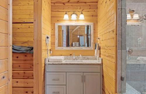 Romantic Cabin w Rain Shower & Spa Tub - Photo 26