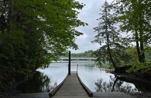 Romantic Cozy Cabin Walk to lake Hot tub Bikes Kayaks Grill - Foto 26