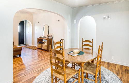 Updated and Charming! Waterloo Home with Patio - Foto 10