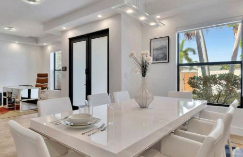 Lynoras Luxe Estate 3 bedroom 3 bath with Modern Design and Heated Pool - Foto 19