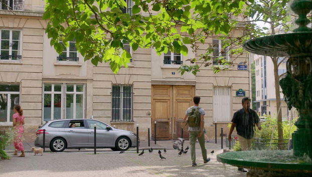 Contemplando el portal de la casa de Emily Cooper