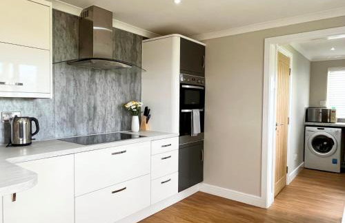 Modern 3 bed Bungalow with parking, private garden - Photo 7