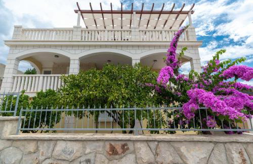 Modern Villa with Pool - Photo 26