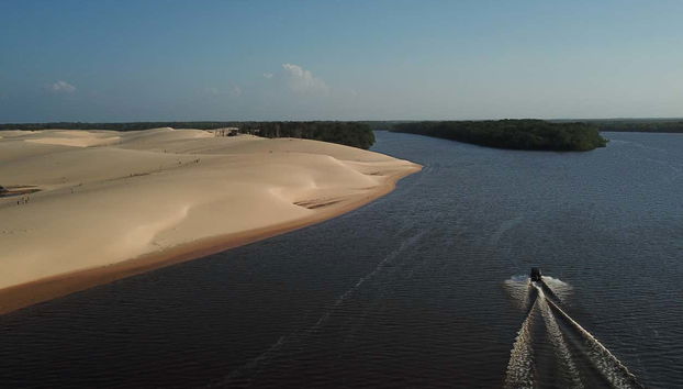 Passando junto aos Lençóis Maranhenses