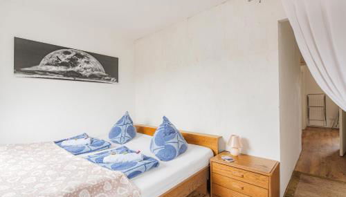 - Stellar Haven Deluxe with Cosmic Design - 3-Room Space-Themed Apartment 75 qm - Central Location - Balcony - Renovated 2024 with TV & Netflix - Full Kitchen - Free Parking - Near Metro & Airport - Galaxy-Inspired Interior - - Photo 5