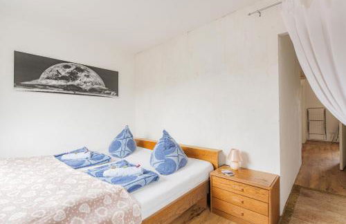 - Stellar Haven Deluxe with Cosmic Design - 3-Room Space-Themed Apartment 75 qm - Central Location - Balcony - Renovated 2024 with TV & Netflix - Full Kitchen - Free Parking - Near Metro & Airport - Galaxy-Inspired Interior - - Photo 5