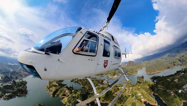 Un helicóptero volando sobre Guatapé
