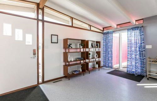 Mid-Century Style And Class In Quiet NE Location - Foto 7
