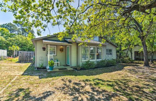 Oak Island Home with Fenced Yard, Walk to Long Beach - Foto 1