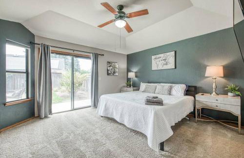 Stylish 3BR/2BA Retreat w/ Pool! Dream Getaway - Foto 35