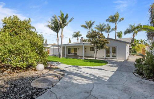 Modern 4 King Beds, Beautiful Large Backyard, Golf, WFH, Long Stays, WI-FI, FWY, 25 mins to Beach - Photo 47