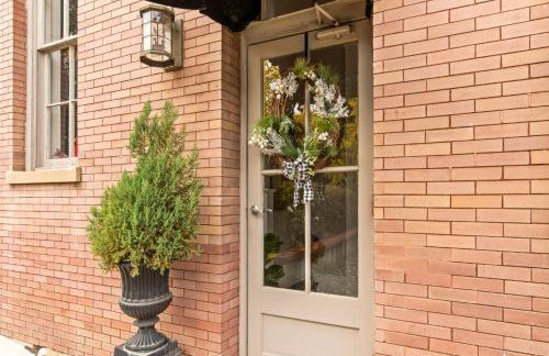 Train Depot - 2 Bed, 1 & Half Bath, Heart of Downtown, Washer & Dryer - Foto 1