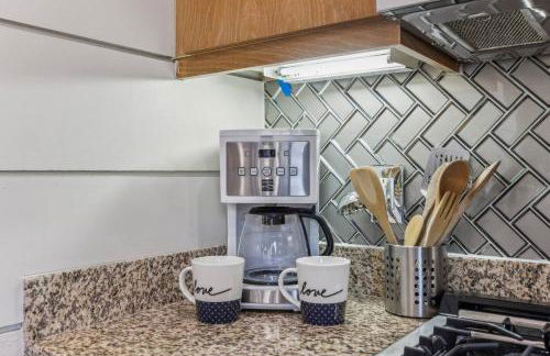 Stylish Gated TH + private heated pool + hot tub - Foto 16