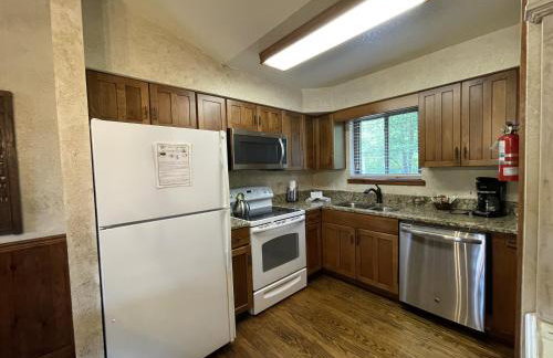 C8, Two bedroom, two bath log-sided, lake view luxury cottage with hot tub - Foto 7