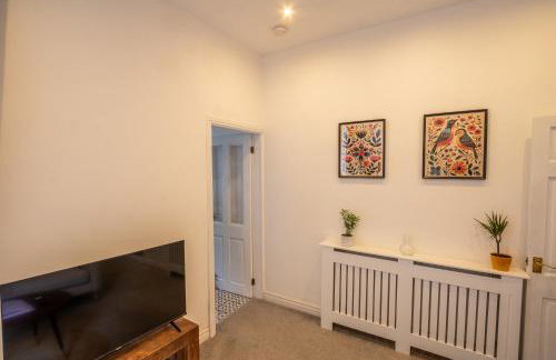 The Narrow House - Victorian house bursting with character & parking - Foto 41