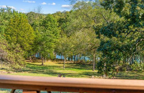 Lakefront Retreat with Deck Movie Room and Yard - Foto 59