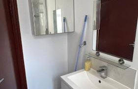 LARGE SELF CATERING HOUSE WITH WiFi CLOSE TO TRANSPORTS - Photo 17