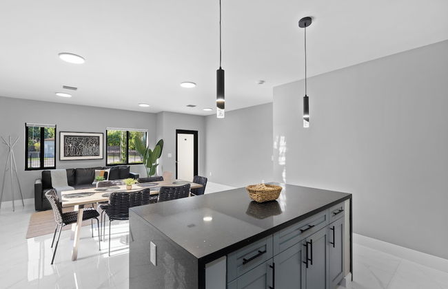 Modern 4-BR House with Free Parking - Photo 16