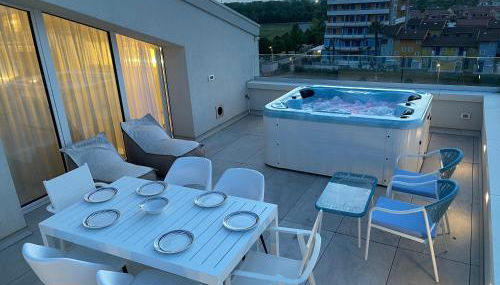 Haus Margarete - Attico Infinity Vista Mare con Jacuzzi - Agenzia Cocal - Foto 1, sunbed