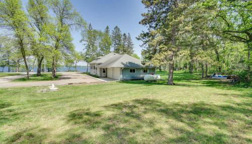 Lakeside Litchfield Home with Patio and Gas Grill! - Foto 2