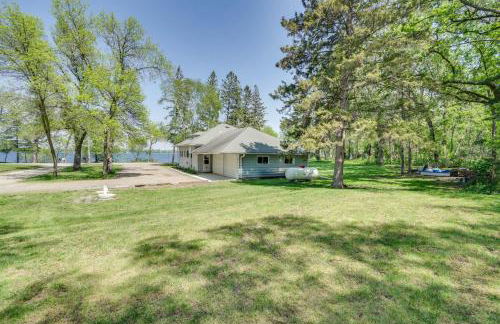 Lakeside Litchfield Home with Patio and Gas Grill! - Foto 2