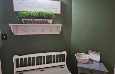 Centrally Located 1500 SqFt Private Guest Suite with Hot Tub - Foto 19