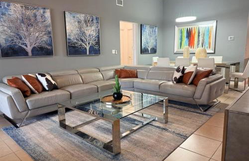 Amazing Star Wars Villa with Arcade & Theater, Private Pool, 3 King, Near Disney - Photo 2