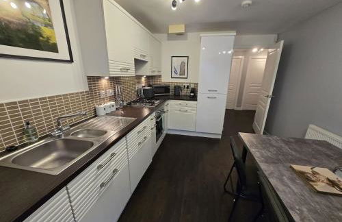 Modern Stirling Apartment - Free Parking - Photo 11