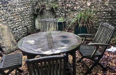 Listed One bedroom thatched cottage with garden - Photo 19