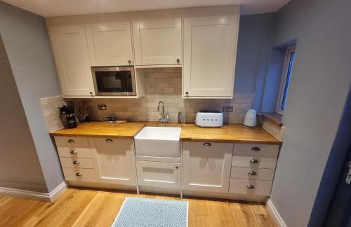 Neet Retreat - sleeps 7 next to beach - Foto 16