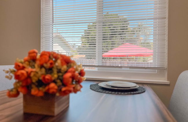 Cozy 2BR Home With Bright Interior Relaxing Patio - Foto 11