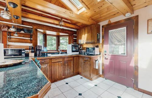 Mtn-View Family Cabin! 9 Mi to Lake George Village - Foto 10