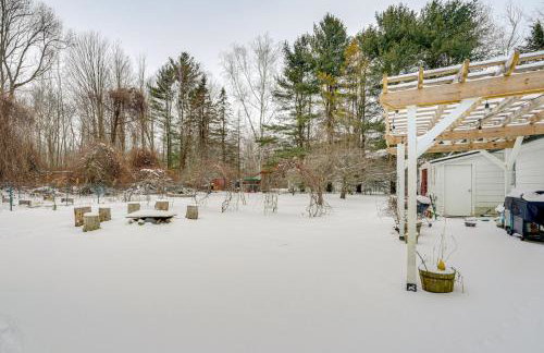 Woodsy & Charming! Applegate Cabin w/ Large Yard - Photo 23